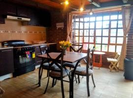 CABA&Ntilde;A AD&Aacute;N y EVA c&eacute;ntrica y con vista Campirana, villa em Zacatl&aacute;n