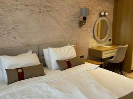 City Park INN - Art Studio, hotel cerca de Centro comercia de Plovdiv, Plovdiv