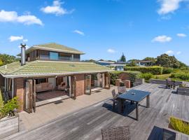 Island View Beach House - Paraparaumu Beach Home, отель в городе Парапарауму