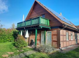 Ferienhaus Sasse Ferienwohnungen mit Garten & Grill, vacation rental in Mölschow