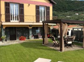 Casa Bea con Piscina e giardino, hotell med pool i Caravonica