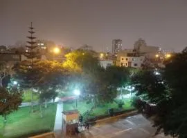 Frente a hermoso Parque Pueblo Libre