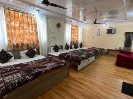 Hotel Young Mamta, hotelli kohteessa Srinagar