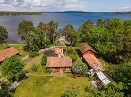 Architect-designed cottage in Drag with a panoramic view of Dragsviken, maison de vacances à Rockneby