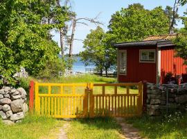 Holiday house in Drag with a unique location and lake plot, cabana o cottage a Rockneby