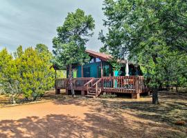 Bright Heber-Overgaard Cabin Fire Pit and Deck, hotel din Heber