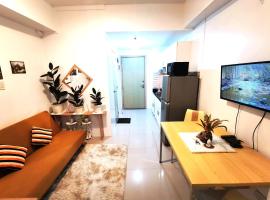 Modern 1BR with balcony and 100mbps wifi, hotel in Manila