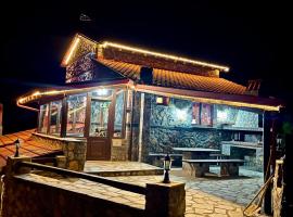 CHALET LUXURY VILLA BY MAKHOME, chalet de monta&ntilde;a en Palaios Agios Athanasios