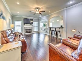 Fayetteville Home Near University and Biking Trails, khách sạn ở Fayetteville
