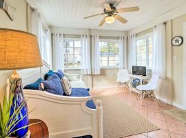 Oak Island Hideaway Hut about 1 Mi to Long Beach!，位于橡树岛的酒店