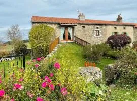 Maison Ancienne au Calme avec Cheminée et Équipements Bébé, Proche de Saugues - FR-1-582-127
