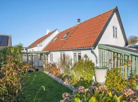 Amazing Home In Rnne With 2 Bedrooms And Wifi, feriehus i Rønne