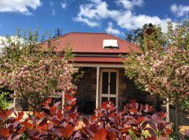 Randell Cottage - Adelaide Hills - Cosy Rustic Hideaway, недорогой отель в городе Gumeracha
