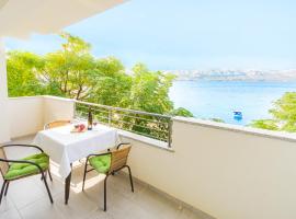 Babara beautiful setting right on beach with modern facilities, apartament din Metajna