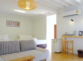 UDEE Cozy Hotel, hotel en Chiang Mai