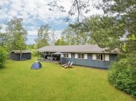 Awesome Home In Askø With Wifi