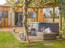 Wisteria View with hottub & cabin sleeps 20, hotel near Dyrham Park, Chippenham