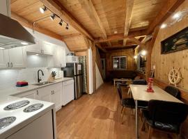 Waterfront Timber Frame Cottage!, vacation home in Ucluelet