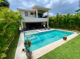 Casa Arnold - Luxurious 4 bedroom villa with pool, villa sihtkohas Puerto Aventuras