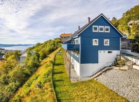 Cosy house with sunny terrace, garden and fjord view, kotedžas Bergene