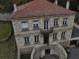 Grande maison bourgeoise, hotel in Malleval