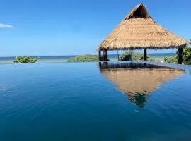 Escape to Paradise, Minimalist 4-BR Beachfront, 300 Mbps with amazing views
