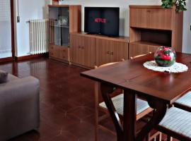 Ampio appartamento a 5 minuti da Rho-fiera Milano, cheap hotel in Cornaredo