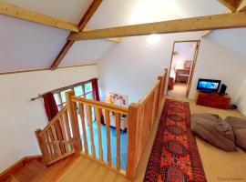 BUCKLAND BREWER COB BARN 2 Bedrooms, hotel in Buckland Brewer