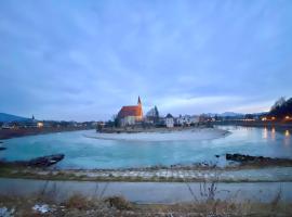 Ferienwohnung an der idyllischen Salzachschleife Nähe Salzburg، فندق بالقرب من Silent Night Chapel Oberndorf، لاوفن