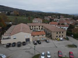Beau logement 4 chambres, hotel with parking in Roisey