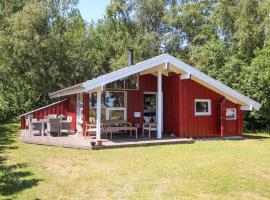 2 Bedroom Lovely Home In Sams, hotel a Toftebjerg