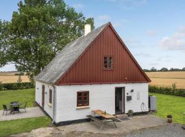 Nice Home In Bandholm With 3 Bedrooms And Wifi, počitniška hiška v mestu Bandholm