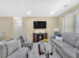 Cozy 2 Bedroom Duplex In Charlotte, Jacuzzi, Sleeps 6 plus 2