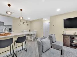Cozy 2 Bedroom Duplex In Charlotte, Jacuzzi, Sleeps 6 plus 2