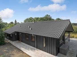 Amazing Home In Hovborg With Wifi，位于Hovborg的带热水浴缸的酒店