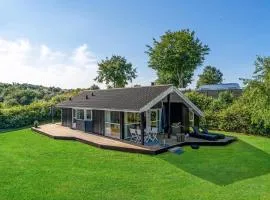 Cozy Home In Løgstrup With Kitchen