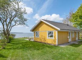 Lake Front Home In Helsinge With House Sea View，赫爾辛厄的小屋