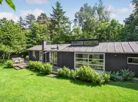 Lovely Home In Fårevejle With Kitchen