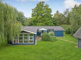 3 Bedroom Lovely Home In Store Fuglede, hotel di Store Fuglede