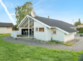 Nice Home In Strby With 3 Bedrooms And Wifi, feriehus i Strøby