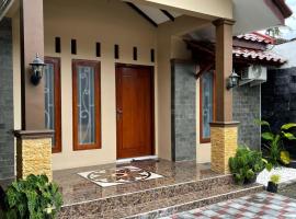 Omah Pikatan Homestay, жилье для отдыха в городе Jarakan