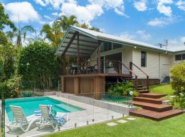 Tranquil beach retreat, pool, boardwalk, sleeps 8, hotelli kohteessa Yaroomba