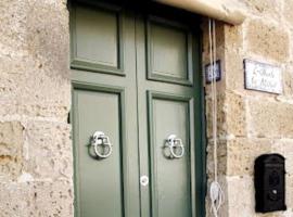 Charming 200 year old cottage with yard, cheap hotel in Żabbar
