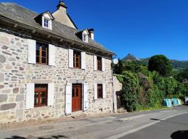 Maison familiale et authentique, hotel s parkiralištem u gradu 'Saint-Jacques-des-Blats'