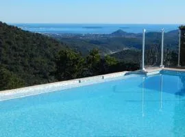 Luxury Villa in a Private Domain, Amazing View on Cannes Bay, Close to Beach, Free Tennis Court, Bowl Game