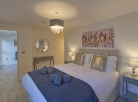 Marina Walk, New Luxury Coastal Apartment in The English Riviera, close to the Shops, Bars and Restaurants with Torquay Marina and Torre Abbey Sands Beach a short walk away!, hotel in Torquay