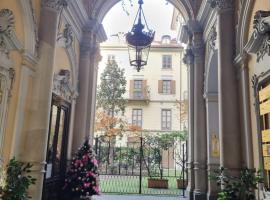 Stupenda mansarda in centro a Torino, hotel near Vinzaglio Metro Station, Turin
