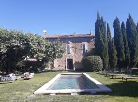 Magnifique Mas en Provence avec piscine et jacuzzi: Althen-des-Paluds şehrinde bir otel