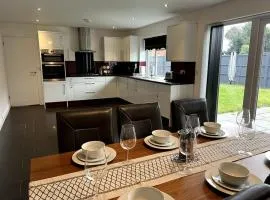 Large 5 Bedroom House Sleeps 10 Ideal for Contractors