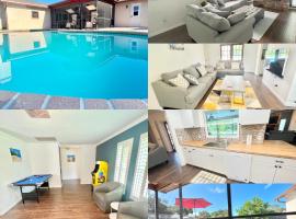 Dream Vacation Home w Heated Pool Close to Beaches Clearwater St Pete Sleeps 14, готель у місті Seminole